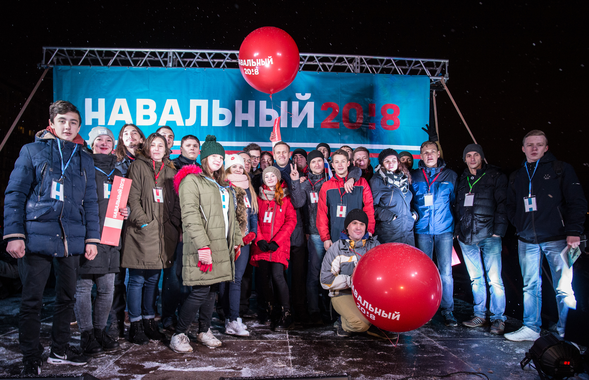 Відмінно спрацювали всі без винятку регіональні штаби (   про це вже писав   , Дуже добре вийшло все з системою оповіщення: розсилки, обдзвони, афіші, соцмережі, волонтери, youtube-просування - все інструменти внесли свій вклад і показали, що ми вміємо тримати живий контакт з сотнями тисяч прихильників по країні, що вони - живі люди, а не просто цифри на сайті)