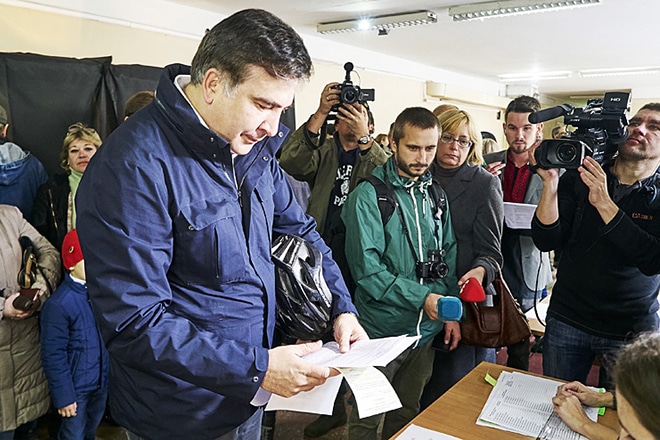 На тлі вираженого суспільного протесту Михайло Саакашвілі прийняв рішення добровільно подати у відставку, після чого в Грузії на січень 2008 року були призначені позачергові вибори президента