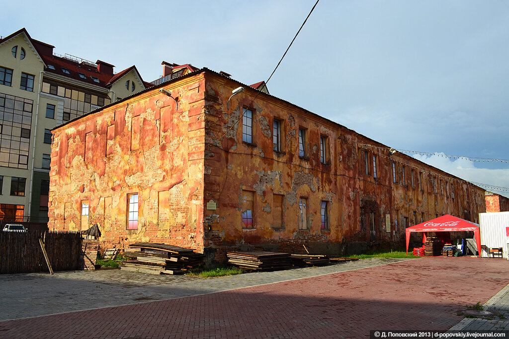 В даний час південний фасад будівлі закритий тканиною