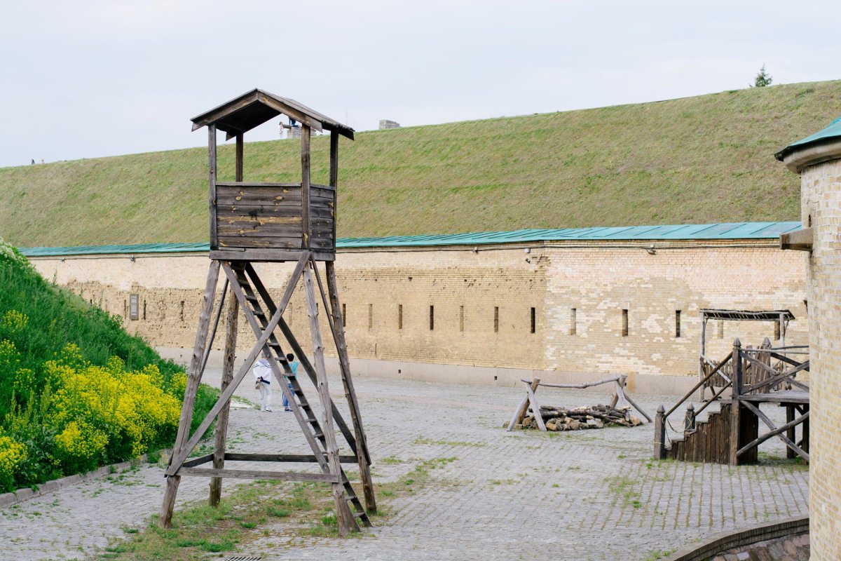 Київська фортеця   - нормальне місце для весільної фотосесії, якщо ви любите цегляні стіни, оборонні вали і дерев'яний частокіл з диким виноградом нагорі