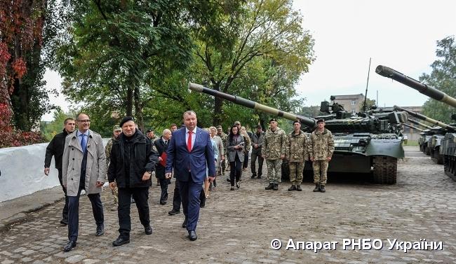 Також було продемонстровано БТР-4МВ1, створений з урахуванням конструкторських рішень країн-членів НАТО