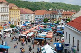 Урочистості спаржі (Фото: Архів міста Иванчице)   Мій другий співрозмовник Алеш Туречек з Іванчиці, він організовує знамениті іванчіцкіе Урочистості спаржа, але, як справжній мораванін, теж шкодує про те, що Урочистості ці так і залишилися місцевим розвагою