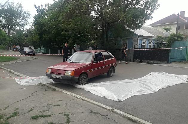 На даний момент місце, де припаркований автомобіль, оточене поліцією, держномер машини збігається з тим, що раніше називали очевидці