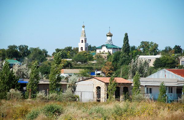 Все місто при бажанні можна пройти «наскрізь» за 30-40 хвилин, проте в наявності кілька ліній маршруток (ціна 4 грн), особливо зручних при поверненні з супермаркету з покупками