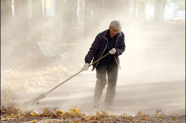 9 грудня 2010, 10:25 Переглядів:   Через те, що люди не мають, двірники працюють на дві ставки