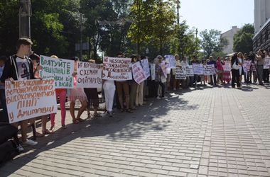 2 липня 2015 року, 8:01 Переглядів:   Близько ста осіб, жителів села Дмитрівка Києво-Святошинського району, зібралися під стінами Кабінету міністрів з вимогою припинити незаконне прокладання лінії електропередач в неприпустимій близькості від їхніх будинків