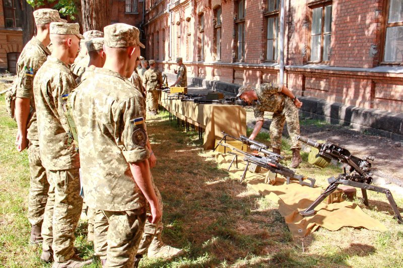 А взагалі, на сьогоднішній день в «сухопутка» існує п'ять факультетів, де готують командирів підрозділів ВДВ, морської піхоти, військової розвідки, спеціального призначення, начальників служб тилу, ракетно-артилерійського озброєння, фахівців з експлуатації автомобільної техніки, фізичної підготовки у військах, а також офіцерів запасу з числа студентів одеських цивільних вузів