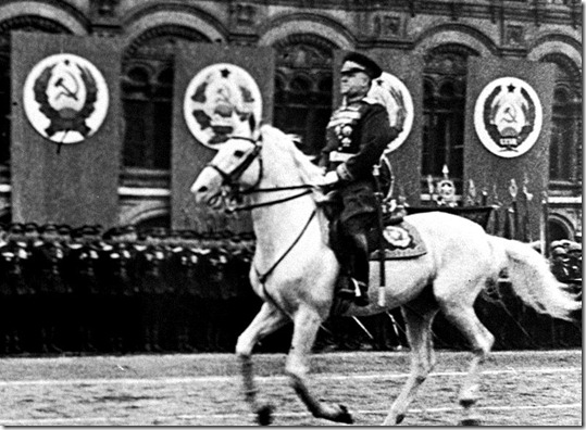 Але чим далі йде Велика Вітчизняна війна, тим очевидніше, що Георгій Костянтинович Жуков був не тільки великим маршалом Перемоги, багаторазово відлитий у бронзі, а й звичайним земним людиною, яка ніколи не буває одноколірним