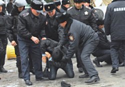 За мітингувальниками спостерігали десятки поліцейських, співробітників КНБ, прокуратури, міської та районної акіматів