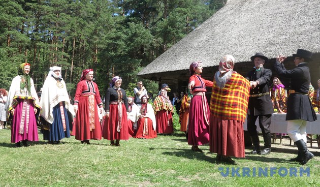 дивовижні були   концерти   , Що проходили в храмах Риги - лютеранських і католицьких, з прекрасною акустикою, з органами, а в деяких церквах - і з якісним кольоровим обладнанням