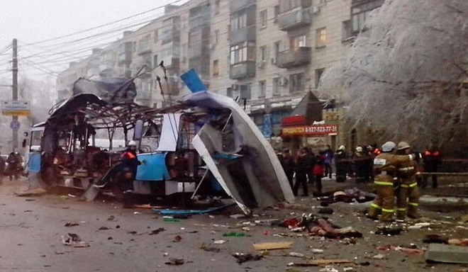 На знімках був зображений обвуглений кістяк тролейбуса без даху, схожий на розкриту консервну банку, вибиті шибки у вікнах довколишніх будинків, покручені балкони і лоджії