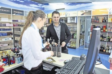 1 квітня 2011, 9:10 Переглядів:   У Duty-free торгують духами, алкоголем, сигаретами та сувенірами