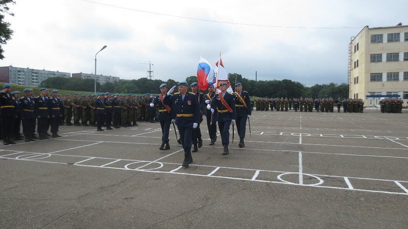 Серед передач службовцям вирішуються солодощі, медикаменти, зошити, ручки, шнурки, тканину для онуч, повстяні устілки і предмети особистої гігієни