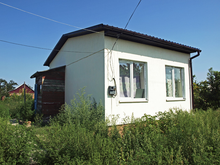 Але в старому було три кімнати і кухня, в новому - одна маленька кімната і сіни: біля Червоного Хреста - стандартний проект, єдиний і для одиноких людей похилого віку, і для багатодітної сім'ї