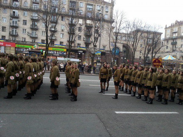 Це 2013 рік, і, я так розумію, що тим, хто незадоволений тим парадом, який відбудеться найближчим часом, такий, як на фото, більше подобається , - написав він