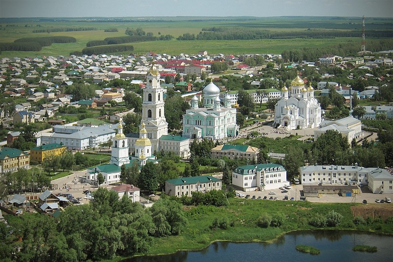 Недалеко від Арзамаса знаходиться знаменитий жіночий Дивеевский монастир (один з великих в Росії - на початку століття тут було близько тисячі черниць)