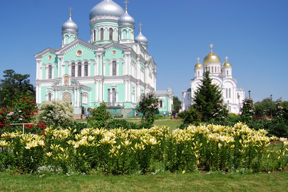 Свято-Троїцький Серафімо- Дивеевский жіночий монастир заснований близько 1780 р У 1927 році закритий, відновлений в 1991 р Святині: мощі прп