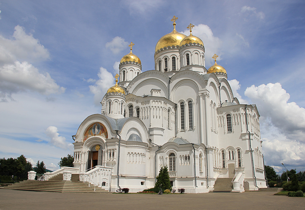 Недалеко від Арзамаса знаходиться знаменитий жіночий Дивеевский монастир (один з великих в Росії - на початку століття тут було близько тисячі черниць)