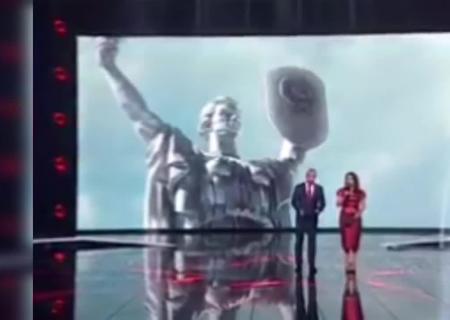 І сьогодні ми не можемо дозволити, щоб вулиці наших міст називали іменами фашистських злочинців, а їх портрети безкарно проносили в факельних ходах по нашій столиці, де кожен метр политий кров'ю наших співвітчизників , - декламують ведучі концерту