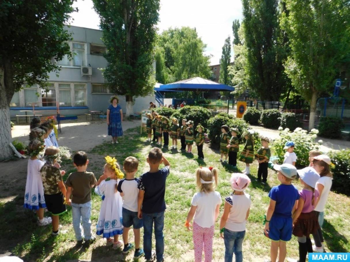 Фотозвіт про свято Івана Купали   У цей день Іван Купала Дарує радостей чимало: Стрибай ти через багаття, Трав цілющих роби збір, Іль квіточки збирай, І в вінки їх заплітай, Для здоров'я постарайся - У чистих водах викупайся