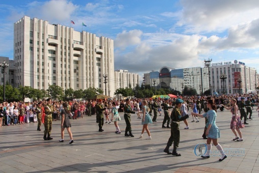 Пенсіонери, ветерани, діти та молодь, як в 1945 році раділи Перемозі і ділилися великою радістю з жителями і гостями міста