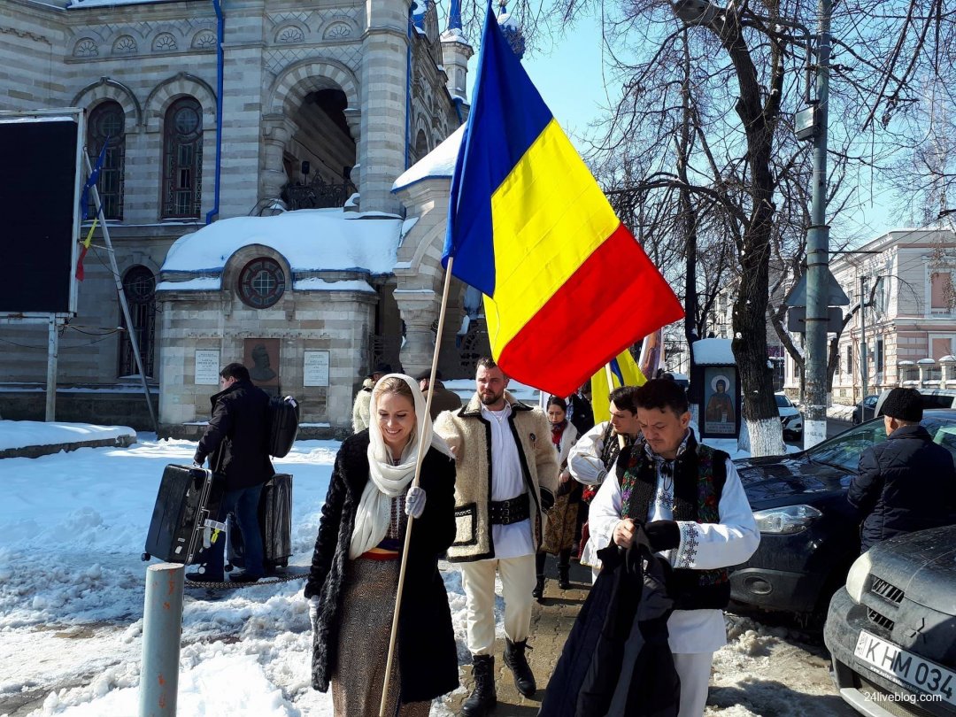 З молдавської сторони в маніфестації беруть участь керівник партії Національної єдності, екс-міністр оборони Молдови Анатол Шалару, представники Націонал-ліберальної реформаторської партії на чолі з Ганною Гуцу, а також лідер партії «Дія і солідарність», екс-кандидат в президенти Молдови Майя Санду