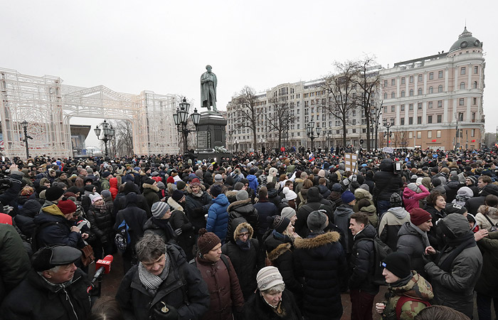 У штабі опозиціонера повідомили, що це сталося на Тверській вулиці   Прихильники Олексія Навального в центрі столиці   Фото: Reuters   Москва