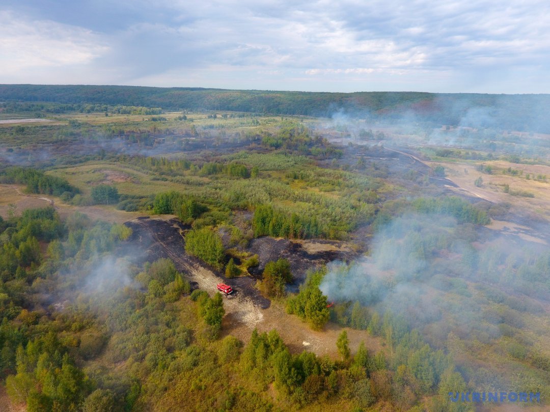 Рятувальники обходять домоволодіння, інформують людей про оперативну обстановку і радять, як захиститися від впливу негативних факторів пожежі на здоров'я