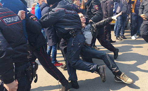 18065 переглядів   Владивосток-3000   У Росії в неділю почалися масові мітинги проти корупції, влада вважає багато хто з них несанкціонованими і затримує учасників