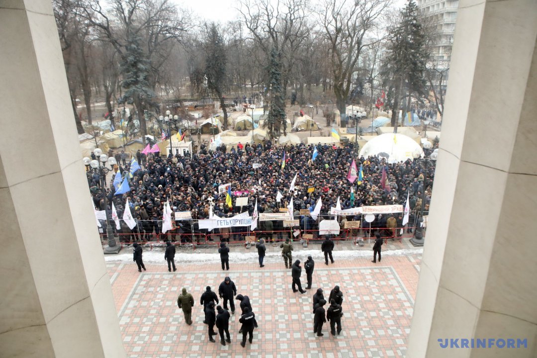 Учасники акції тримають в руках прапори організацій та об'єднань військових   пенсіонерів   , Зокрема, Координаційної ради громадських ветеранських організацій силових структур, Всеукраїнського союзу громадських об'єднань учасників бойових дій, ветеранів військової служби, Спілки офіцерів України