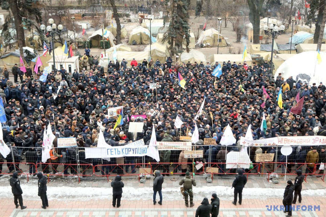 Правоохоронці посилили охорону будівлі парламенту, всього до охорони правопорядку по периметру будівлі залучено близько 200 співробітників Національної поліції і Національної гвардії