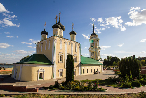 Місце під парковку автомобілів спеціально відведене з лівого боку від неї